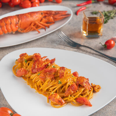 Spaghetti con l'astice al sugo di pomodorini con pezzi di polpa di aragosta