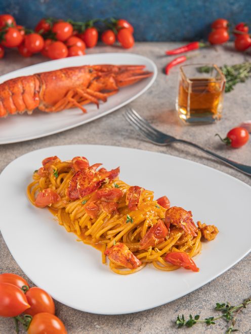 Spaghetti con l'astice al sugo di pomodorini con pezzi di polpa di aragosta