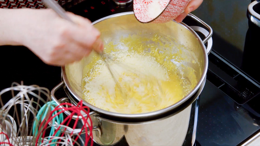 Crema di uova e pecorino mescolata a bagnomaria con una frusta
