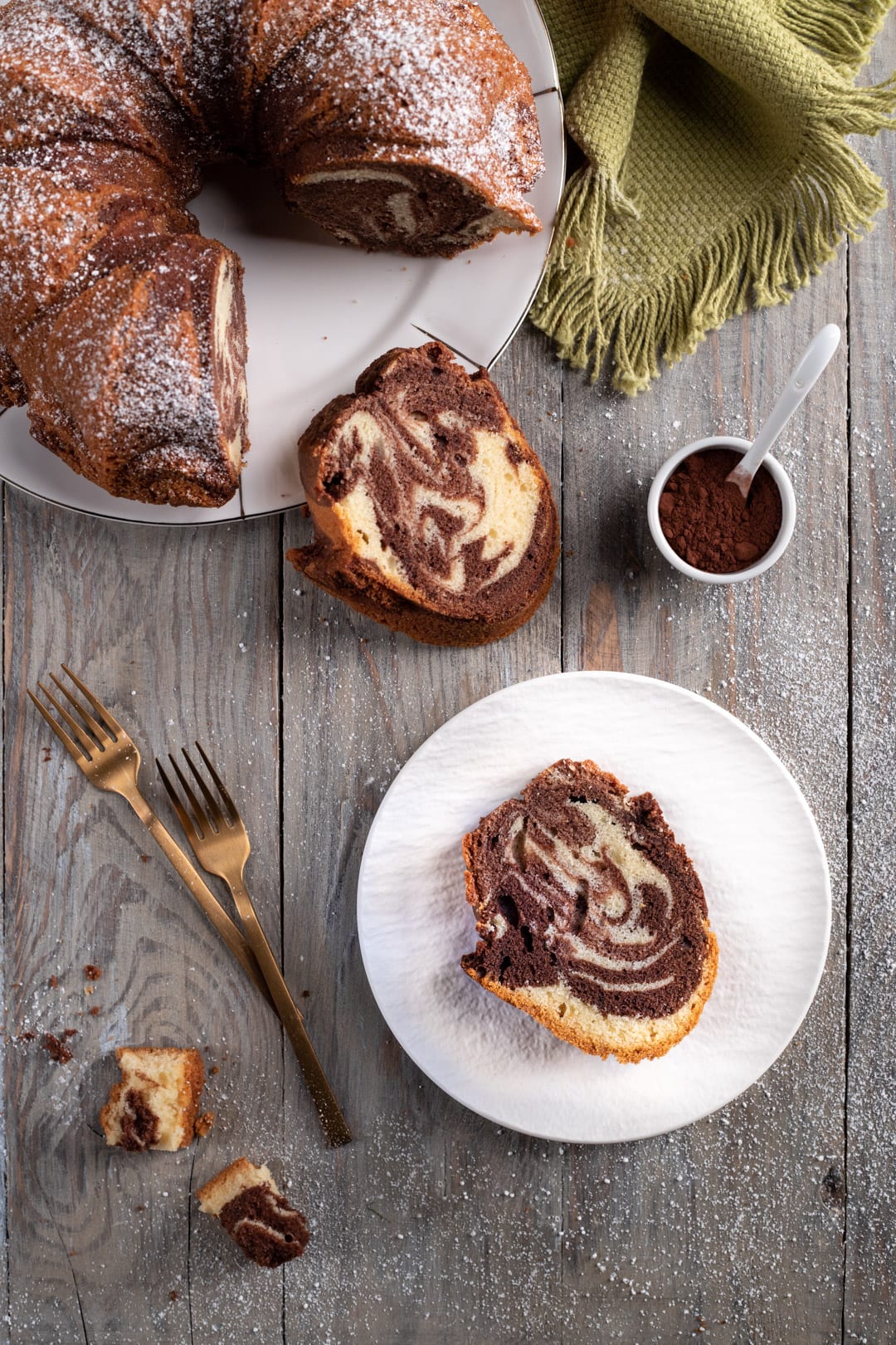 Fetta di ciambella marmorizzata al cacao con swirl bicolore ben visibile, spolverata di zucchero a velo