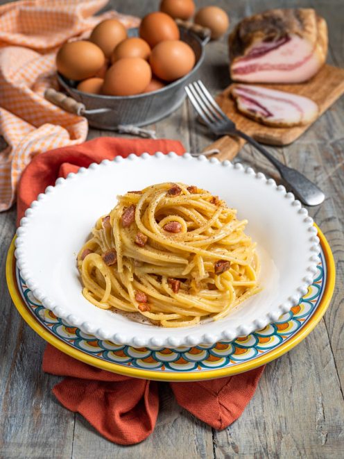 Spaghetti alla carbonara con guanciale croccante e pepe nero, arrotolati a nido