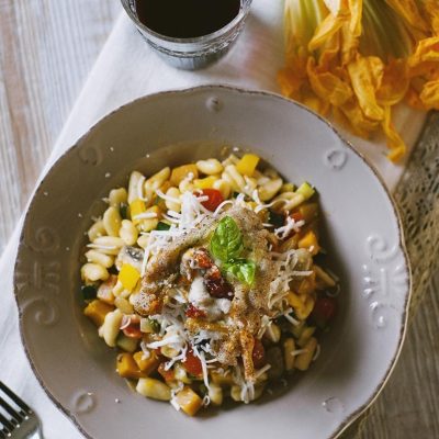 Cavatelli con ragù di verdure, zucchine e pomodorini, gratinati con formaggio e basilico fresco