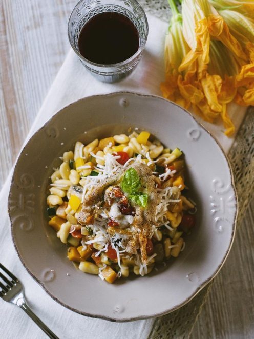 Cavatelli con ragù di verdure, zucchine e pomodorini, gratinati con formaggio e basilico fresco