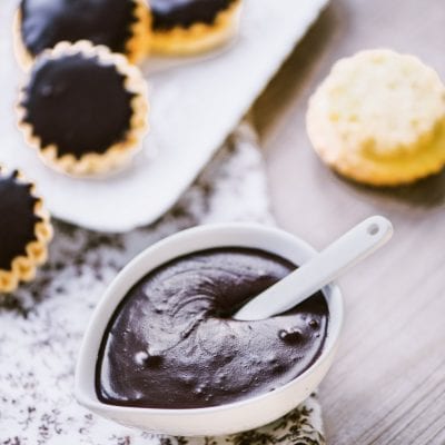 Glassa all'acqua al cacao densa e lucida, pronta da versare su tartellette di frolla