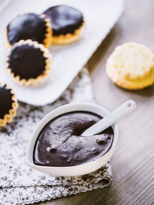 Glassa all'acqua al cacao densa e lucida, pronta da versare su tartellette di frolla