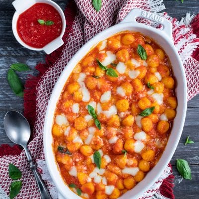 Gnocchi alla sorrentina al forno con sugo di pomodoro, mozzarella filante e foglie di basilico