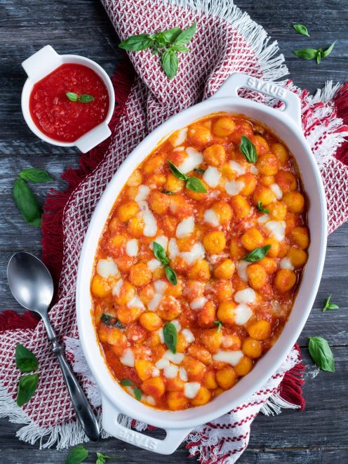 Gnocchi alla sorrentina al forno con sugo di pomodoro, mozzarella filante e foglie di basilico