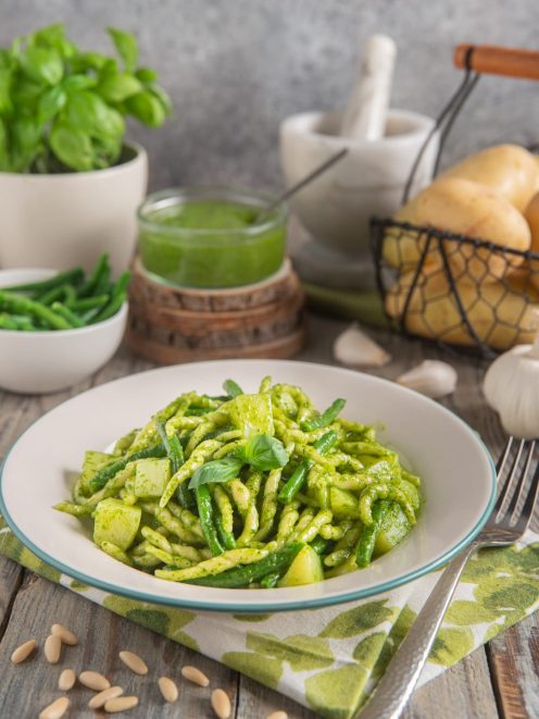 Trofie al pesto con patate e fagiolini condite con pesto genovese fresco e foglie di basilico