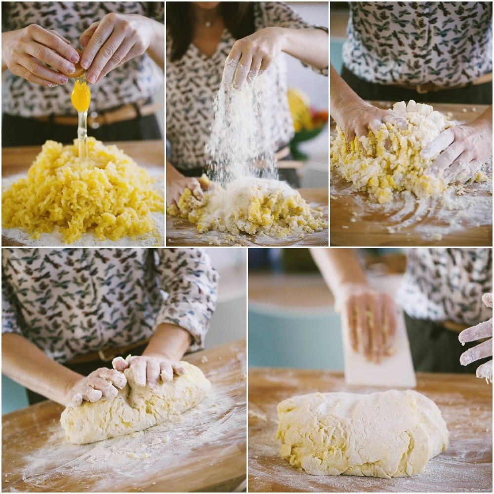 Mani che impastano il composto di patate e uovo per formare gli gnocchi alla sorrentina