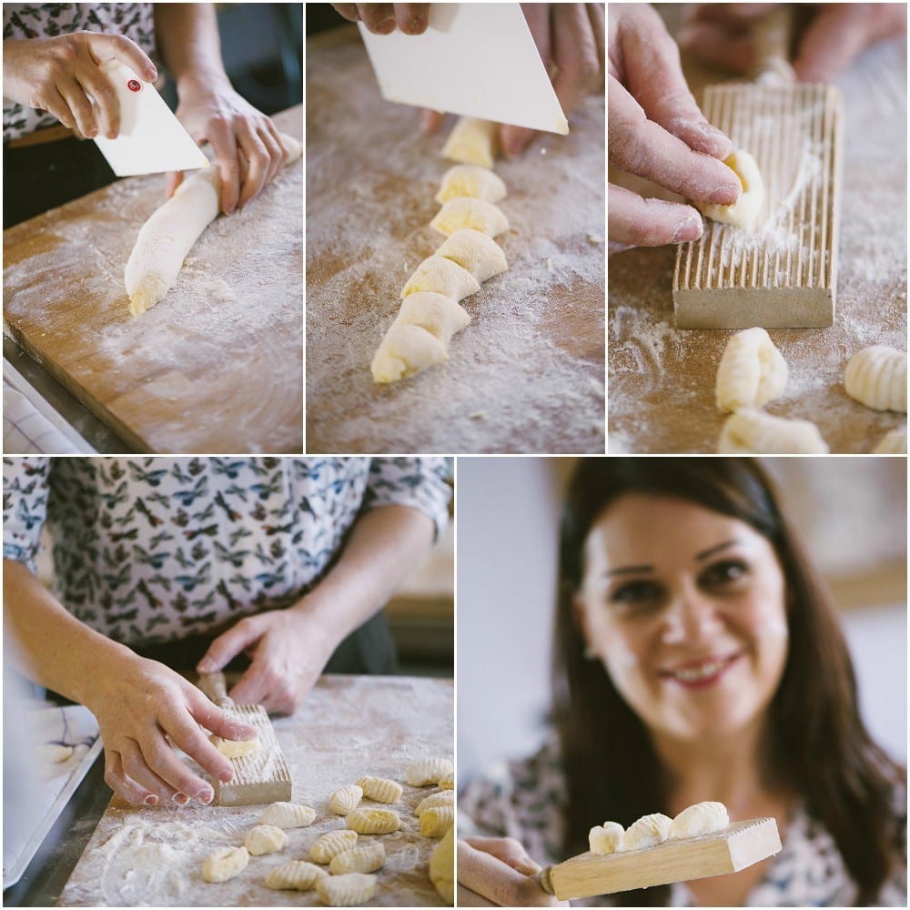 Pezzetti di impasto rigati sul riga-gnocchi per formare gli gnocchi alla sorrentina