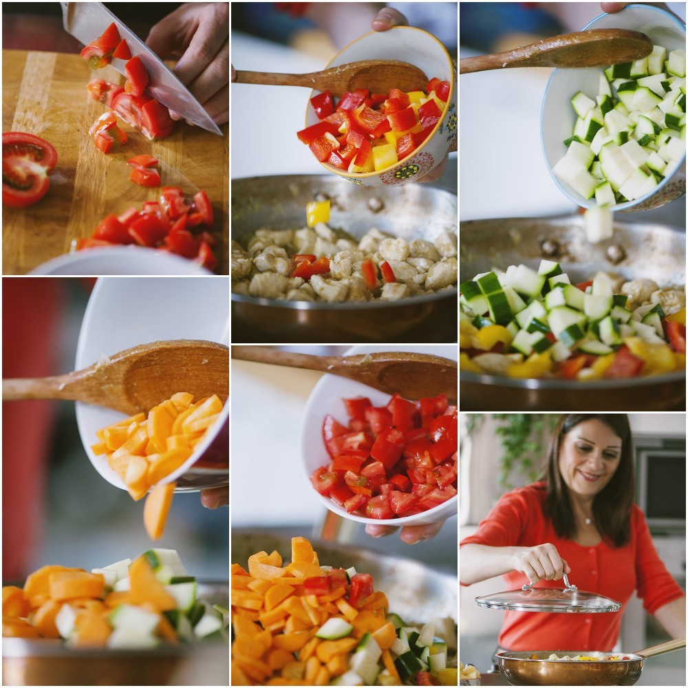 Verdure a cubetti — peperoni, zucchine, carote e pomodori — aggiunte in padella con il pollo