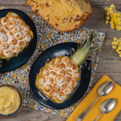 Ananas baby al panettone meringato con meringa tostata e crema al limone a lato