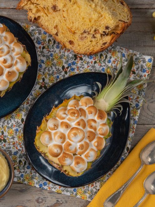Ananas baby al panettone meringato con meringa tostata e crema al limone a lato