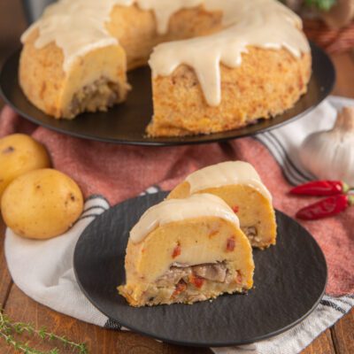 Ciambella di patate e funghi in sezione, con ripieno di funghi e glassa cremosa che cola
