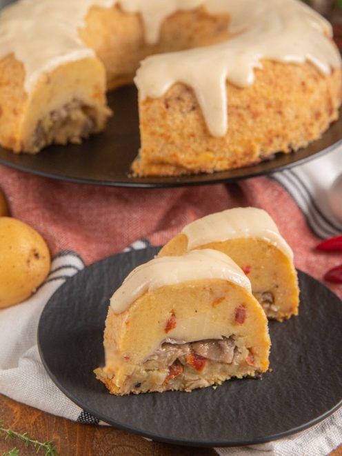 Ciambella di patate e funghi in sezione, con ripieno di funghi e glassa cremosa che cola