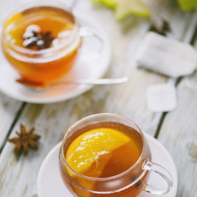 Christmas punch con fetta di arancia e anice stellato in tazza di vetro