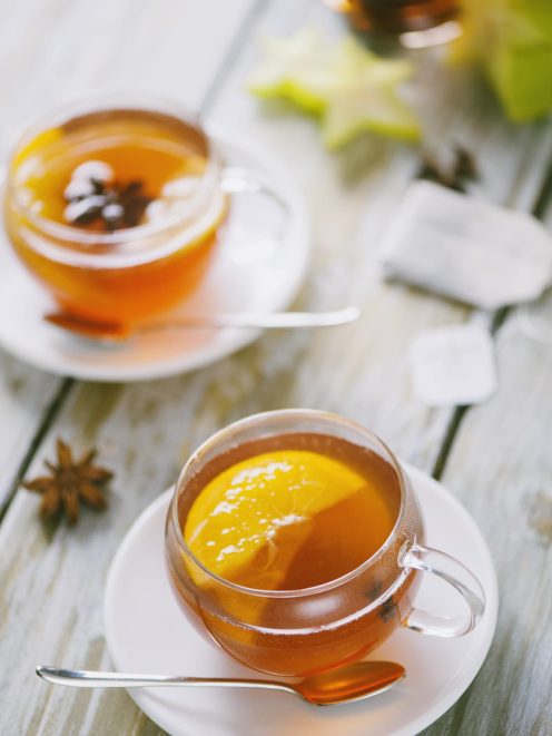 Christmas punch con fetta di arancia e anice stellato in tazza di vetro