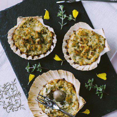 Finte capesante gratinate servite nelle valve con crosticina dorata alle erbe