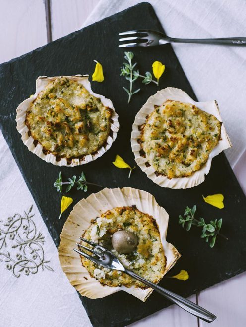 Finte capesante gratinate servite nelle valve con crosticina dorata alle erbe
