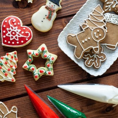 Biscotti di Natale decorati con ghiaccia reale a forma di pupazzo di neve, cuore, stella e omino di pan di zenzero