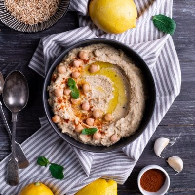 Hummus cremoso con ceci, olio d'oliva, paprika e foglie di menta fresca