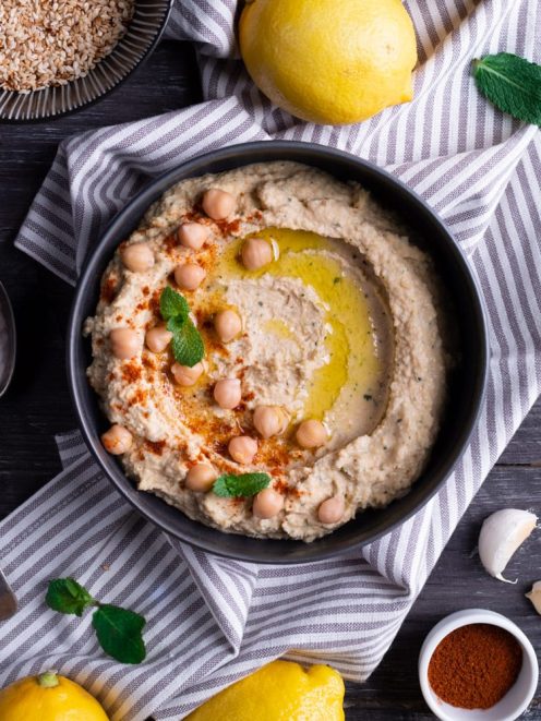 Hummus cremoso con ceci, olio d'oliva, paprika e foglie di menta fresca