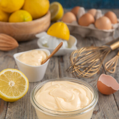 Maionese fatta in casa dalla consistenza cremosa e vellutata, con limone e uova