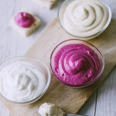 Maionese senza uova vegana in tre varianti: bianca, alla barbabietola e neutra, servite con pane
