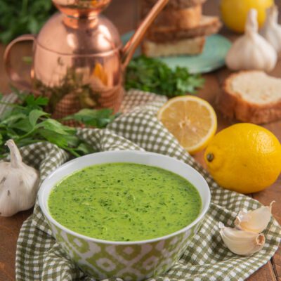 Salsa verde toscana frullata con prezzemolo, aglio e limone servita in ciotola