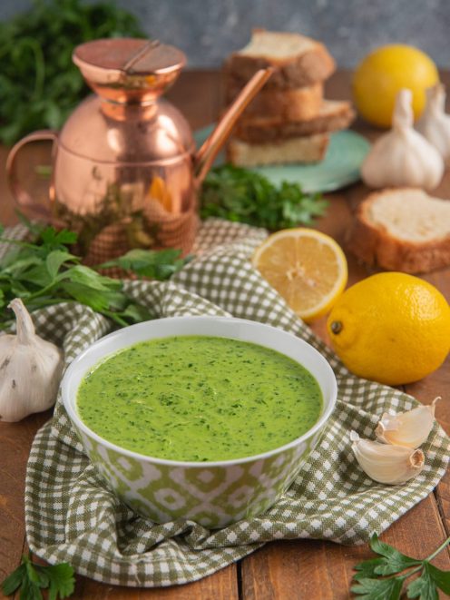 Salsa verde toscana frullata con prezzemolo, aglio e limone servita in ciotola