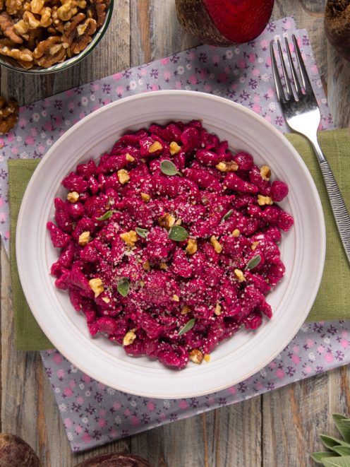 Spätzle alla barbabietola conditi con noci tritate, salvia e formaggio grattugiato
