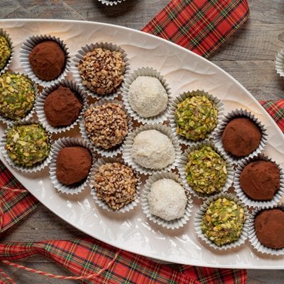 Tartufini di pandoro e panettone ricoperti di cacao, granella di nocciole, cocco e pistacchio