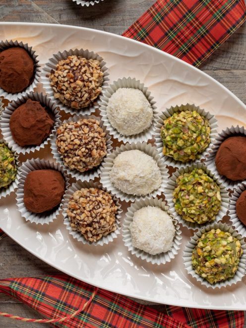 Tartufini di pandoro e panettone ricoperti di cacao, granella di nocciole, cocco e pistacchio