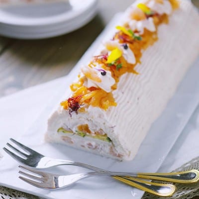 Tronchetto salato farcito con crema, frutta candita e petali di fiori eduli sulla sommità