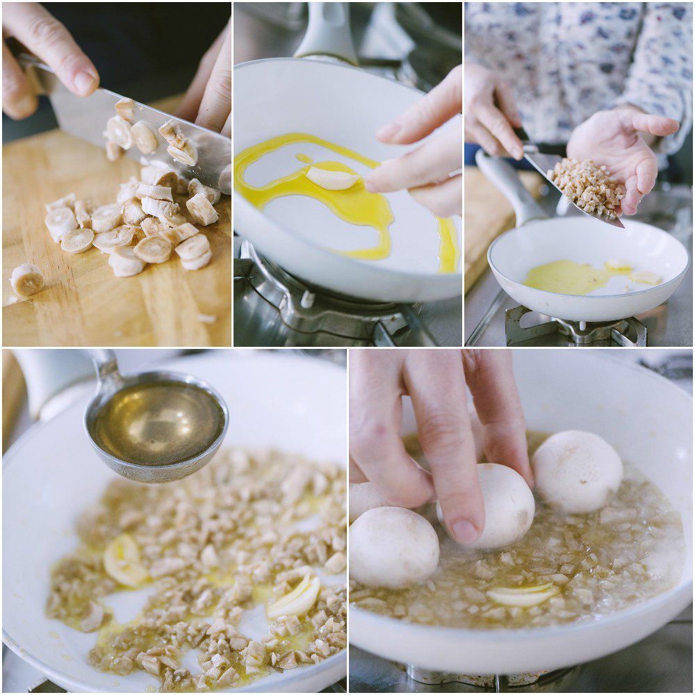 Funghi champignon interi aggiunti in padella con gambi tritati, aglio e brodo vegetale
