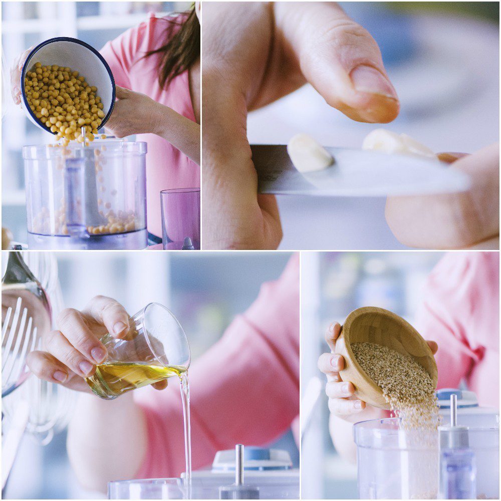 Ceci, aglio, olio e semi di sesamo versati nel frullatore per preparare l'hummus