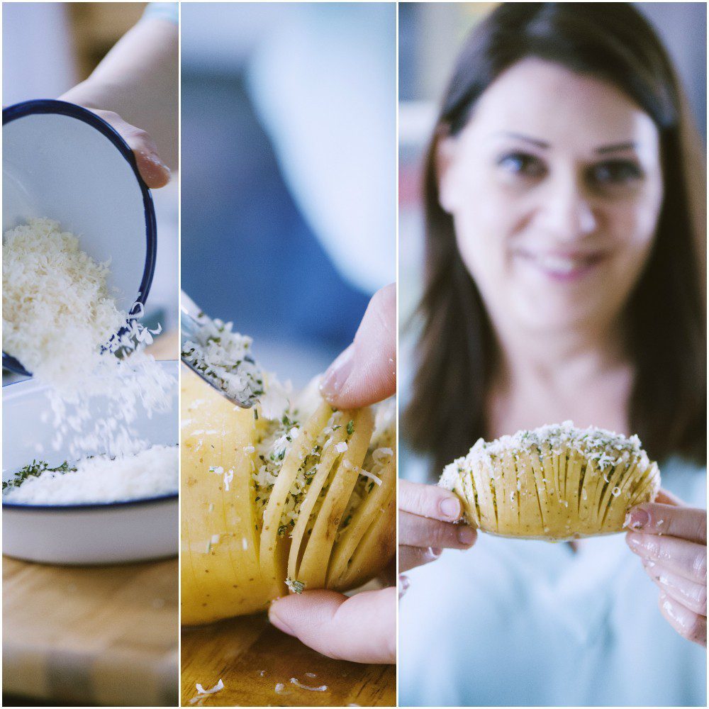 Formaggio grattugiato mescolato con erbe e distribuito tra le fette di una patata hasselback