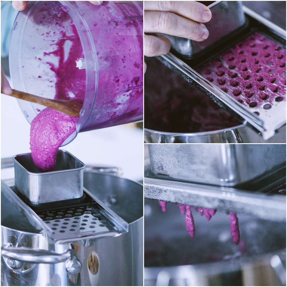 Pastella viola di barbabietola versata nello stampo forato per formare gli spatzle nell'acqua bollente