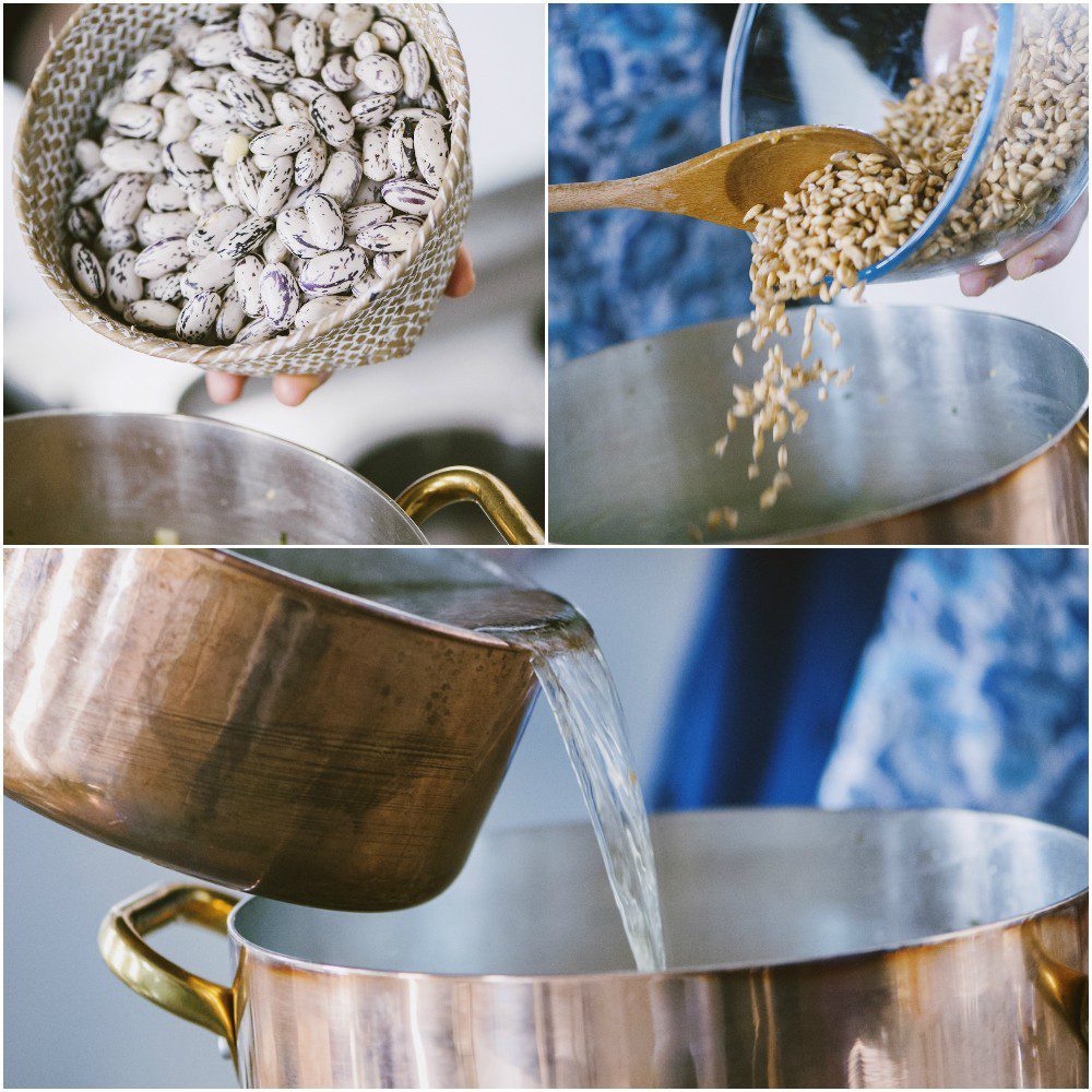 Fagioli borlotti, farro e acqua versati in pentola per la zuppa