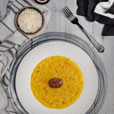Risotto alla milanese con pistilli di zafferano e midollo al centro, servito all'onda