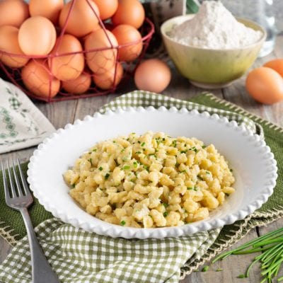 Spätzle conditi con burro e guarniti con erba cipollina fresca tritata