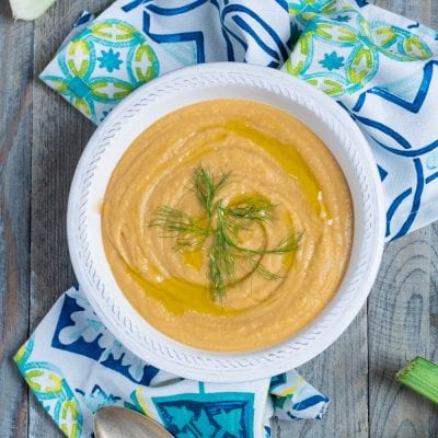 Vellutata di lenticchie rosse e zenzero con filo d'olio e ciuffetti di finocchietto fresco