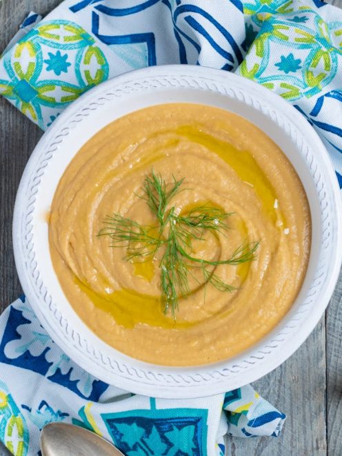 Vellutata di lenticchie rosse e zenzero con filo d'olio e ciuffetti di finocchietto fresco