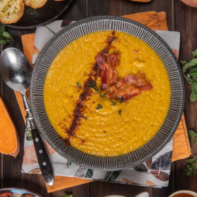Vellutata di patate dolci con bacon croccante, filo di olio speziato e timo fresco