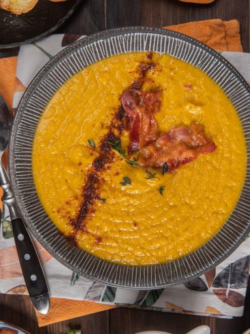 Vellutata di patate dolci con bacon croccante, filo di olio speziato e timo fresco