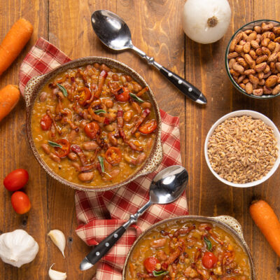 Zuppa di farro e fagioli con pomodorini, pancetta croccante e foglie di salvia