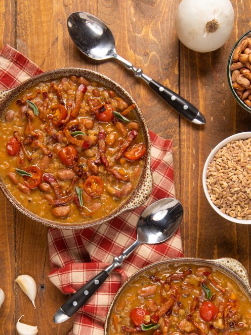 Zuppa di farro e fagioli con pomodorini, pancetta croccante e foglie di salvia