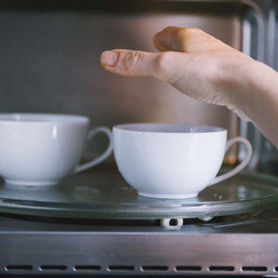 Come usare il microonde per scaldare o scongelare