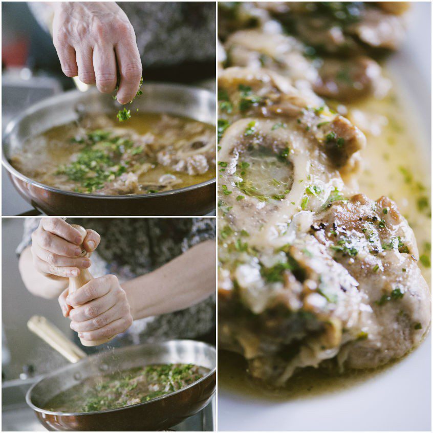 Gremolata cosparsa sugli ossibuchi in padella e macinata di pepe sul fondo di cottura