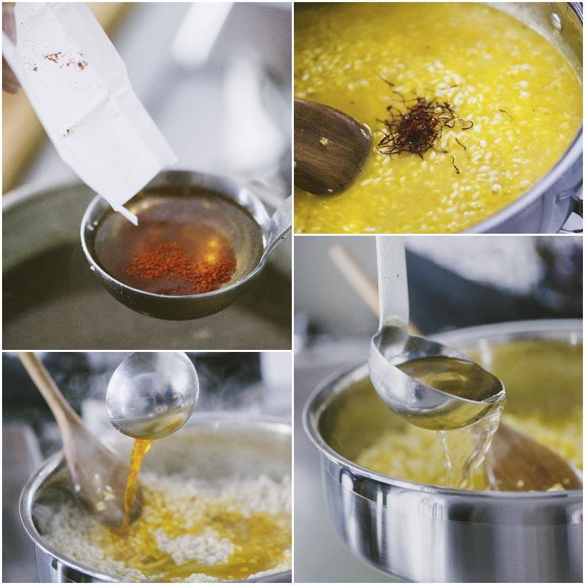 Brodo allo zafferano versato a mestoli sul riso in cottura per il risotto alla milanese